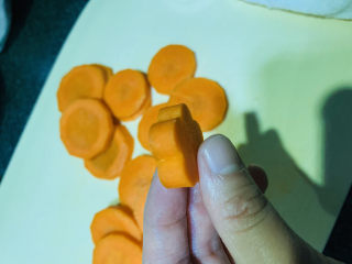 6、芹菜炒胡萝卜,成花瓣型；