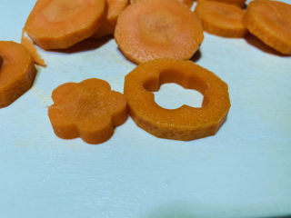 7、芹菜炒胡萝卜,花瓣型和外圈都可以用；