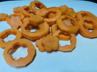 8、芹菜炒胡萝卜,半个都用模型按压完；