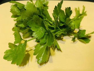 9、芹菜炒胡萝卜,芹菜洗净；