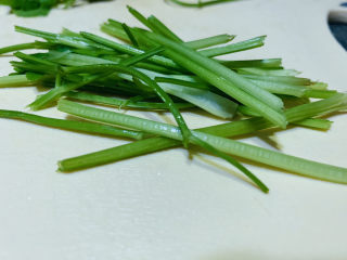 10、芹菜炒胡萝卜,把芹菜根和叶分开；