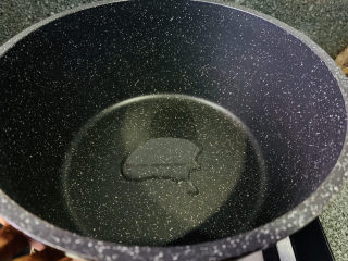 12、芹菜炒胡萝卜,锅里加油；