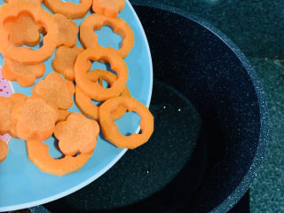 13、芹菜炒胡萝卜,倒入胡萝卜；