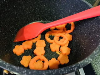 14、芹菜炒胡萝卜,大火煸炒；