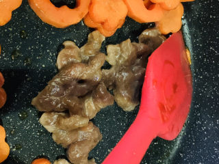 15、芹菜炒胡萝卜,倒入一点肉丝；