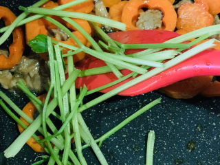 16、芹菜炒胡萝卜,加芹菜根；