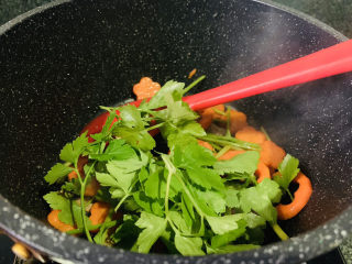17、芹菜炒胡萝卜,加芹菜叶；
