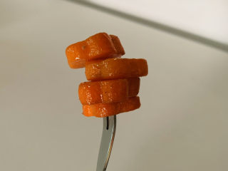 18、芹菜炒胡萝卜,加些蚝油，料酒，可以出锅，因为肉丝有腌制过，有味道，不需要加其他调料了；