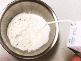 7、西红柿面疙瘩,加入纯牛奶和面