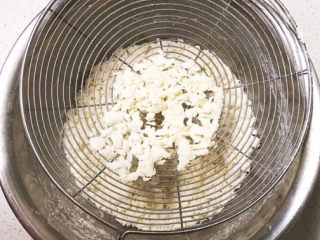 9、西红柿面疙瘩,用漏勺筛去多余的干面粉，然后再倒入牛奶搅拌成小疙瘩