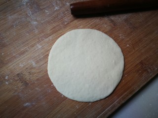 1、枣花馒头,碗中放入砂糖和温水搅化，放入发酵粉搅化均匀，放入面粉中，搅拌均匀揉成光滑面团，发酵两倍大，拉开面团有蜂窝装即可，取出来排气，幹成圆的厚面片