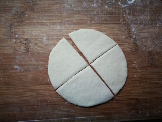 2、枣花馒头,横竖两刀分切成四等份