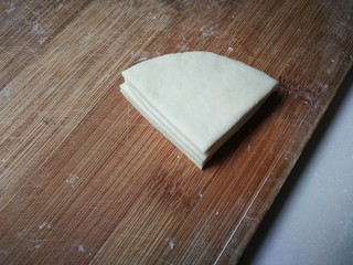 3、枣花馒头,将四份面片重叠一起