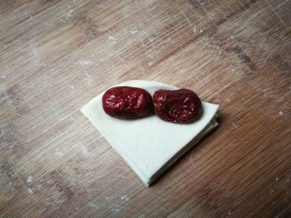 4、枣花馒头,在边上摆上两个红枣