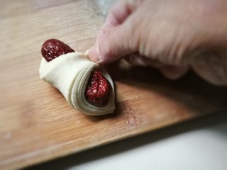 5、枣花馒头,将另一边面片拉过来压紧