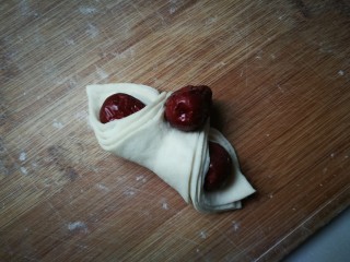 7、枣花馒头,在摆上一个红枣