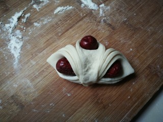 9、枣花馒头,捏好的枣花馒头