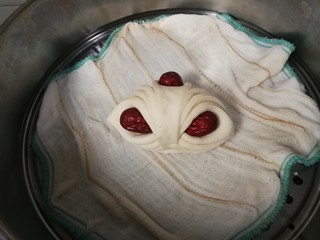 10、枣花馒头,放入蒸锅醒发至有一点五倍大