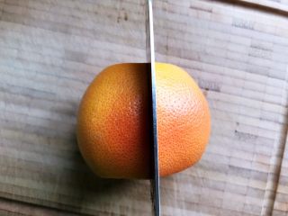 3、蜂蜜荔枝西柚汁,然后再如图所示中间切一刀