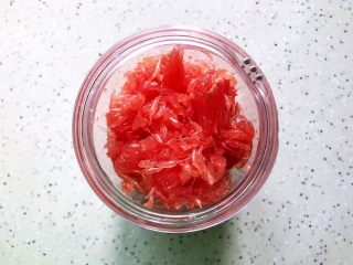 8、蜂蜜荔枝西柚汁,将西柚果肉和荔枝果肉一起放入榨汁机内