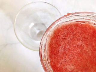 12、蜂蜜荔枝西柚汁,榨汁机完成工作之后将果汁倒入杯中