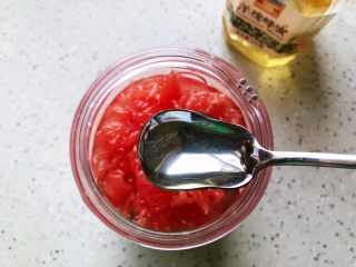 10、蜂蜜荔枝西柚汁,加入蜂蜜，可以根据自己的嗜甜程度加，我加了两勺