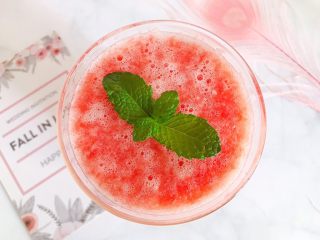 14、蜂蜜荔枝西柚汁,再摆放上一片薄荷叶点缀装饰，我们的这一杯蜂蜜荔枝西柚汁就完成了
