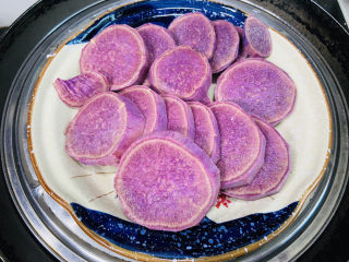 2、紫薯芝麻饼,切薄片上锅蒸十分钟