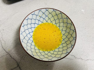 4、紫薯芝麻饼,蛋液