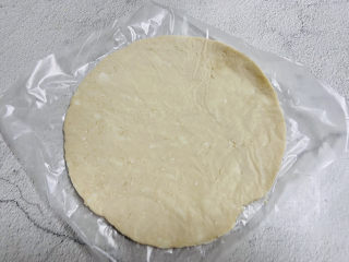 5、紫薯芝麻饼,取一张手抓饼回温一下