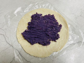 6、紫薯芝麻饼,铺上紫薯泥
