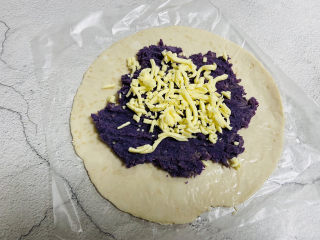 7、紫薯芝麻饼,放入芝士碎