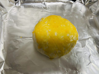 9、紫薯芝麻饼,收口朝下，刷上一层蛋液