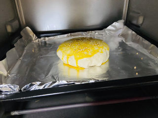 11、紫薯芝麻饼,烤箱预热180度烤10分钟