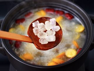 12、金燕耳金桔桂圆羹,最后加入冰糖入锅。