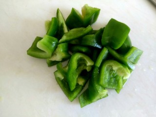 3、菠萝咕咾肉,青椒切小块