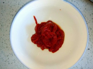 4、菠萝咕咾肉,小碗中放入三勺番茄酱