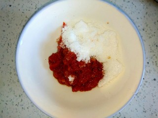 6、菠萝咕咾肉,放入一勺醋