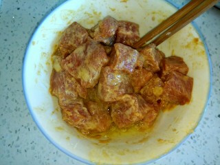 9、菠萝咕咾肉,猪肉里放入一个蛋清，搅拌均匀