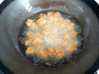 11、菠萝咕咾肉,锅中放入适量植物油，油热，放入猪肉炸至金黄。捞出，把油烧一会儿，水份蒸发，再把猪肉放入锅中复炸一次，猪肉变焦黄，捞出控油备用