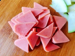 2、醋熘西葫芦,方火腿切成与西葫芦一样厚薄大小的片备用。