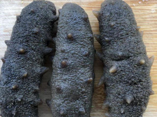 2、葱油烧海参,这是已经溶解好的海参。