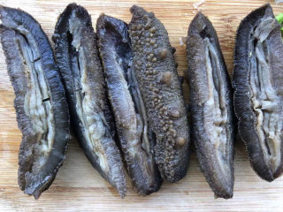 3、葱油烧海参,海参很大个,一切为二好入味。