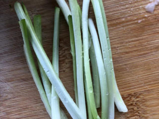 4、葱油烧海参,葱段切好。