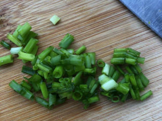 5、葱油烧海参,葱花准备好。