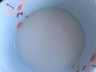 6、葱油烧海参,淀粉加水成为芡汁。