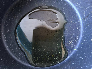 7、葱油烧海参,油下锅。