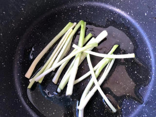 8、葱油烧海参,下入葱段爆香。