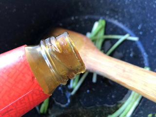 9、葱油烧海参,加入蚝油。