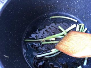 11、葱油烧海参,翻炒均匀。